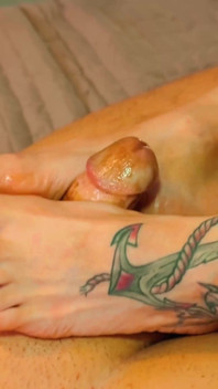 Une MILF dévergondée fait le footjob le plus sexy de tous les temps !