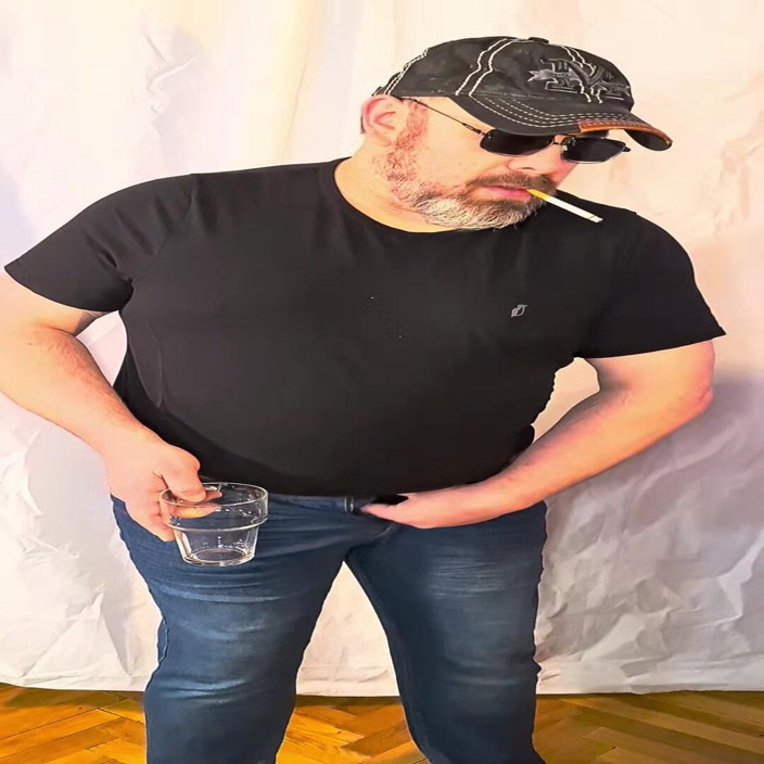 Bawdybear: Vestito con fantastici occhiali da sole, Concedersi una pisciata calda