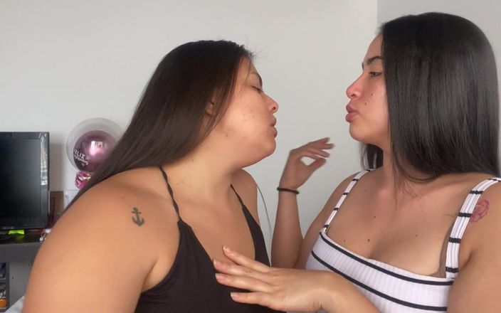 Zoe &amp; Melissa: Lesbiska kysser djupt passionerat