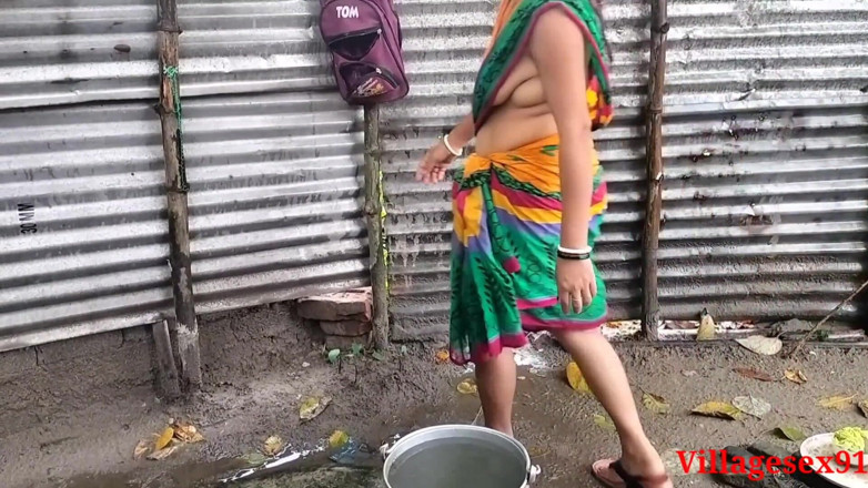 Villagesex91: Bini menunjukkan pepeknya dijilat jelas dengan mandi di luar rumah