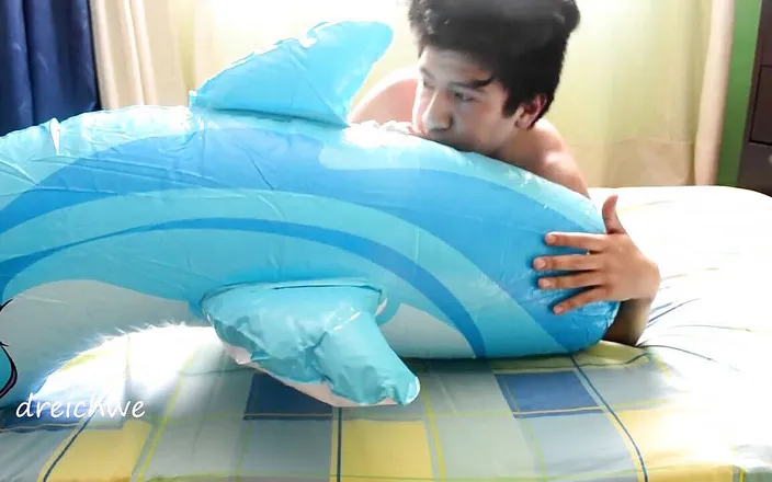 Dreichwe: Inflating a dolphin