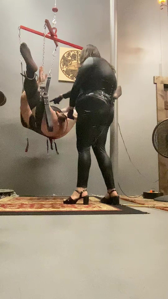 Mistress Scarlet Kiss: Efeminat ejaculează prematur în dispozitiv de castitate în timpul futerii în cur cu...