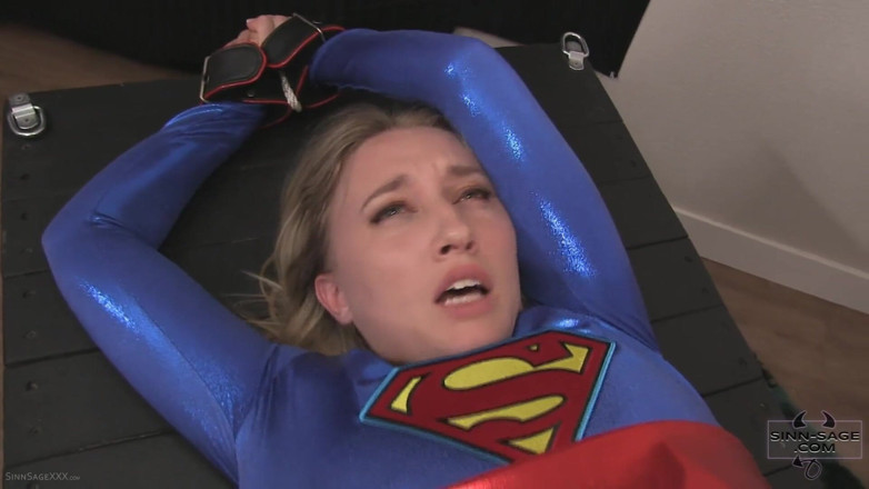Sinn Sage: El Super Coño De Supergirl Con Sinn Sage Y Riley...