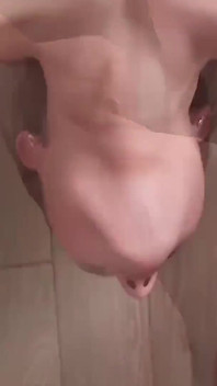 Tato vysokoškolačka polyká všech 10 palců tvrdého ptáka!