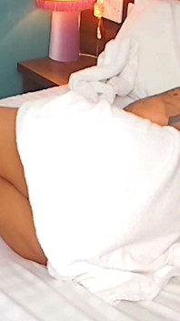 Fétichisme des pieds. Une GROSSE bite noire lèche des pieds d’une MILF espagnole sexy dans une chambre d’hôtel