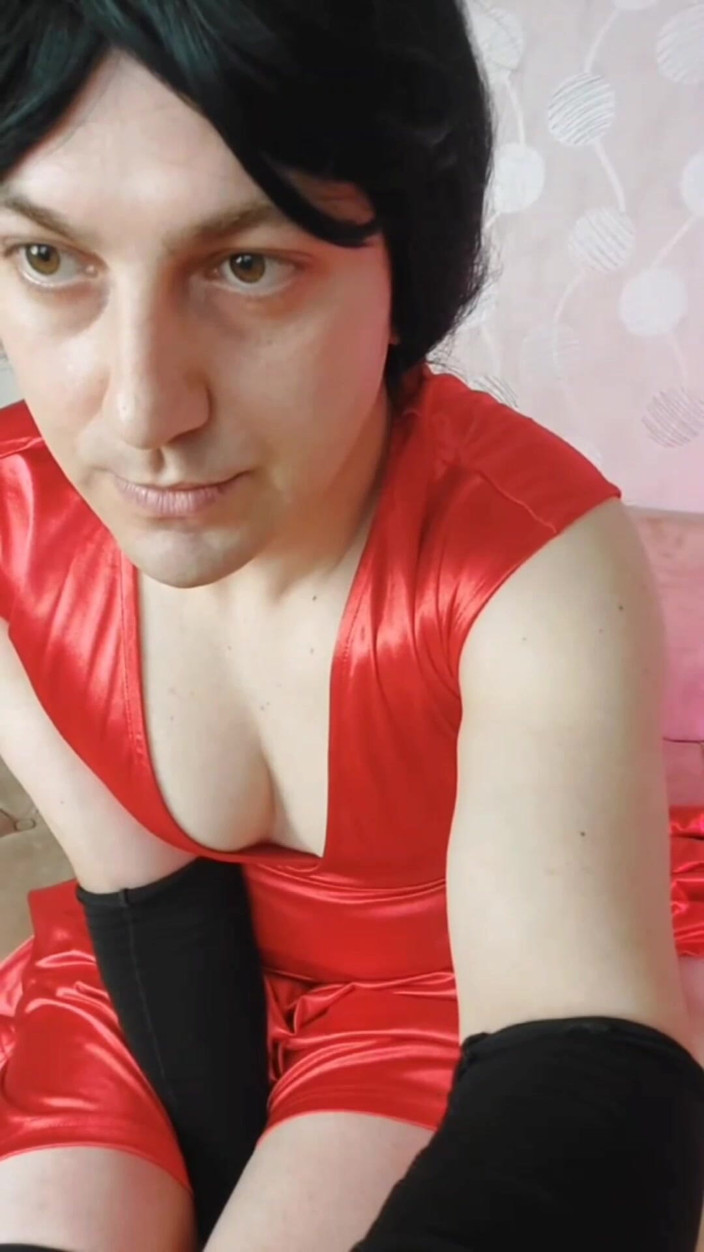 Kitty_Cross: Červené šaty docela hladké nohy