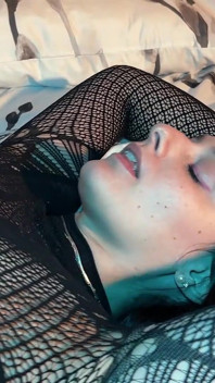 Vášeň U Jejích Nohou: Pár Při Sexu S Výrazným a Smyslným Stopou
