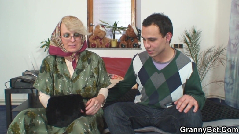 Granny Sluts: Šťastný nález v zemi