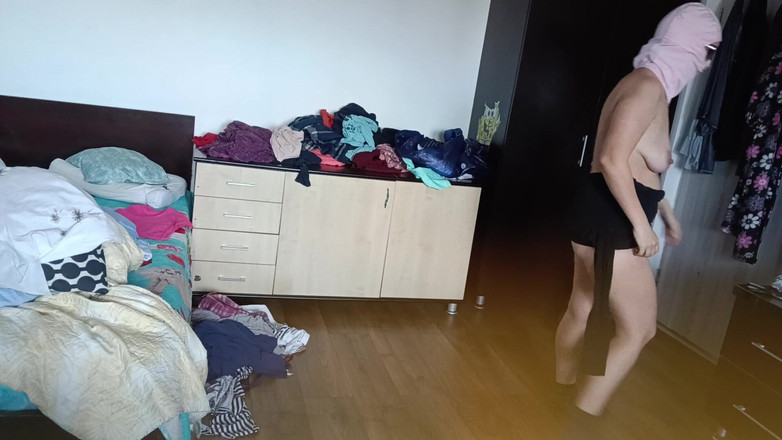 Amateur_MS: Amateur-frau Hat Spaß, Kleidung Anprobieren Und Zu Schneiden.