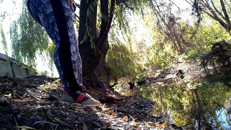 Elena: Awek montel berkencing di tepi tasik di taman