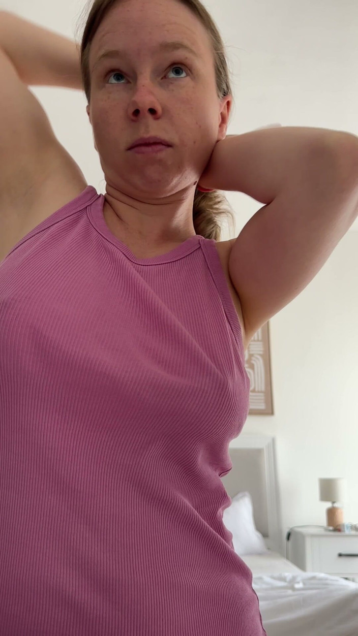 SweetLucy96: Peria de păr împinsă adânc în el