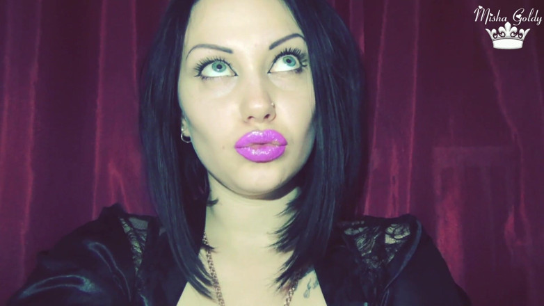 Goddess Misha Goldy: Buze lucioase violete