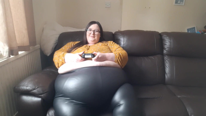 SSBBWLadyBrads: SSBBW gamer girl in leather pants belly