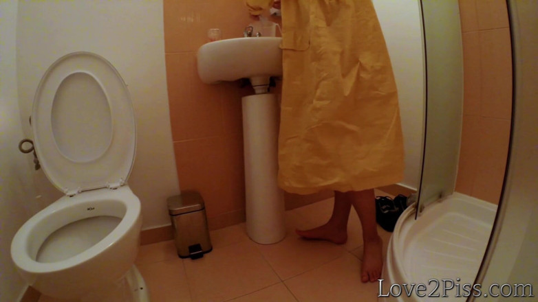 Love 2 Piss: जार में पेशाब करना