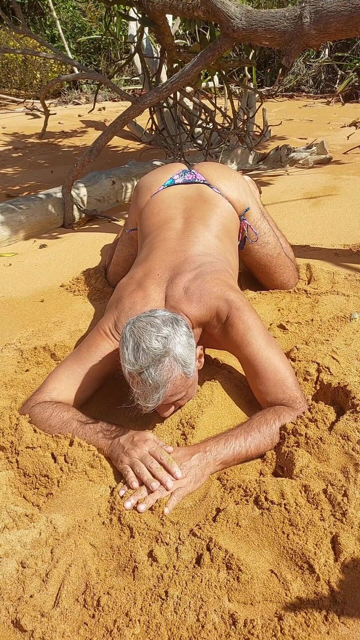 Ladysilvas: Ladysilva en bikini en la playa pública mostrando su culo...