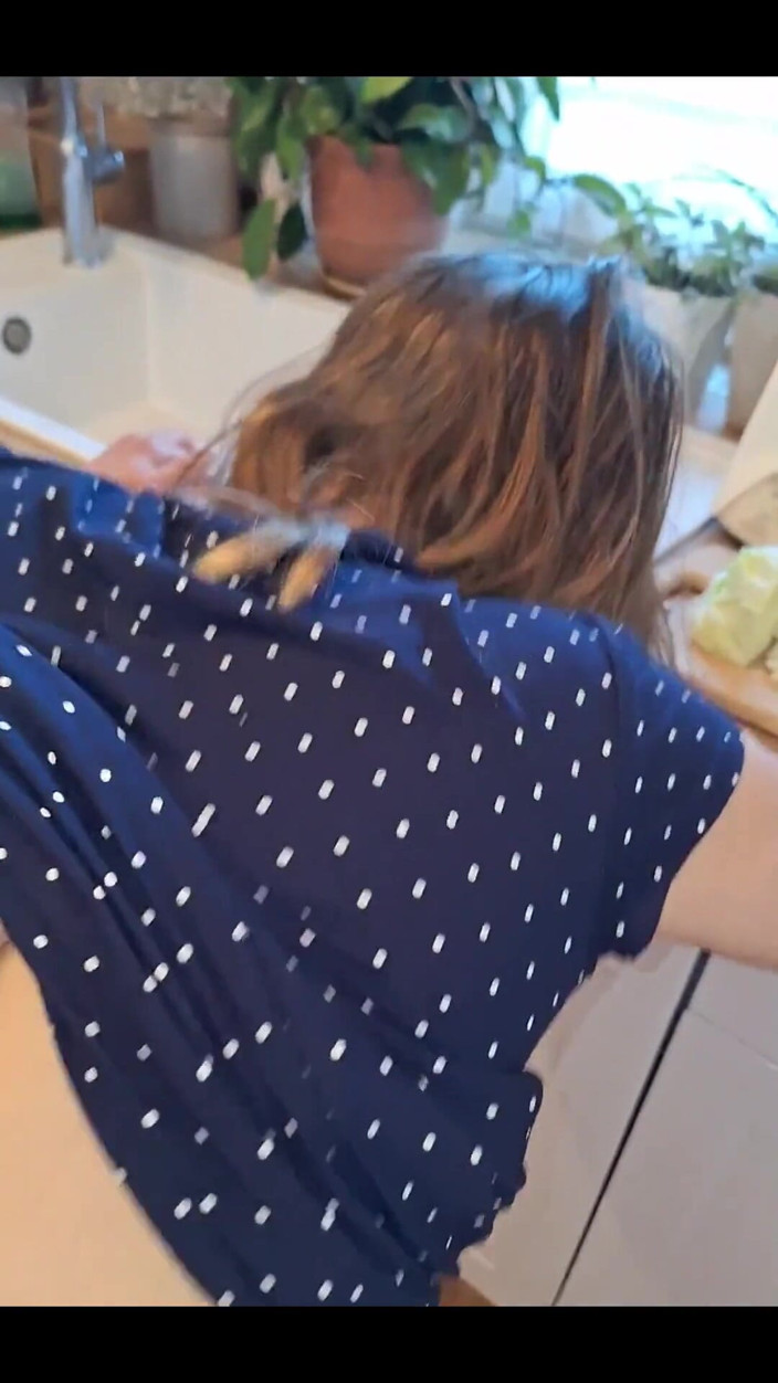 Mr_MrsRealCoupleX: Stříkání, ponížení a vkládání na kuchyňský nástroj - sexy manželka / milfka...