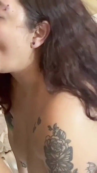 Šťastná dívka Nikky Yums - intenzivní svazovací sex s velkou kozatou milfkou