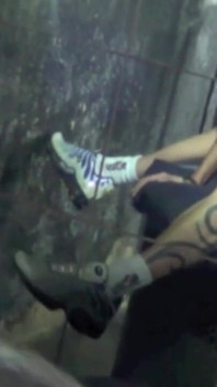 ラテン系tiwnk積によるセクシーな男の子とtatoos