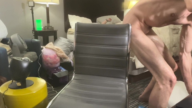 Savage confidence: Stând jos, cu picioarele deschise astfel U se pot vedea,...