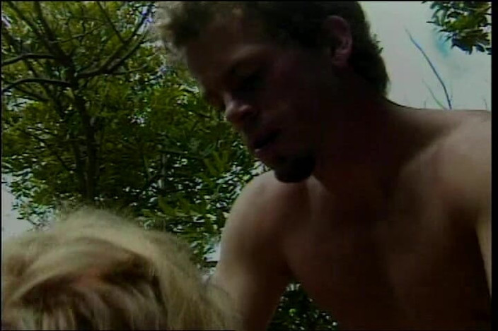 Lovers Of Vintage: クラシックブロンド熟女は屋外で激しく釘付け