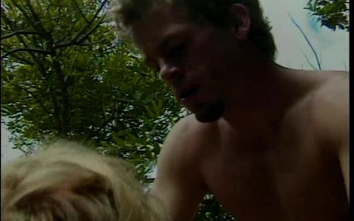 Lovers Of Vintage: Klasyczna blondynka MILF przybita ciężko na zewnątrz
