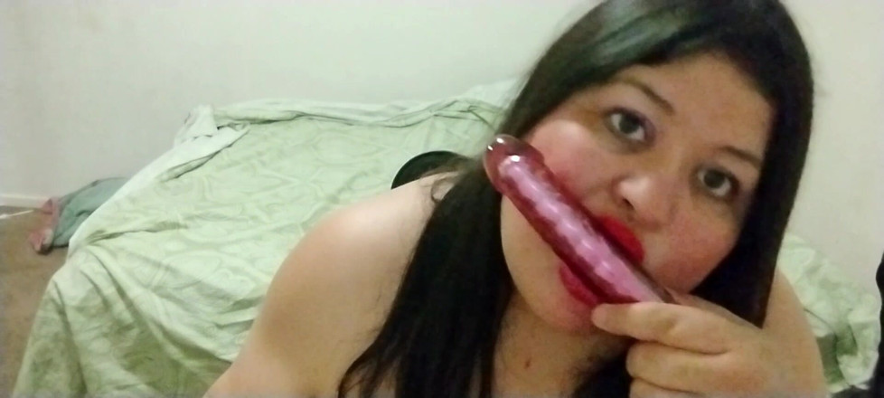 Bridivine: Bridivine è ossessionata a succhiare il suo grosso dildo