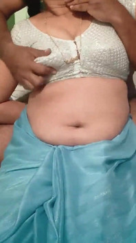 El nuevo sexo de sari de india mostrando su jugoso coño