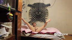 Datezone: Si blonde yang menggoda mencapai orgasme dengan mainannya