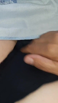 자위를 멈출 수 없어 대학을 건너뛰는 여학생 3명