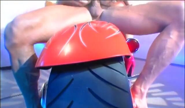 Fuck me Hard: Svalnatý hřebec na kole hardcore šukání Hot Chick a Cums