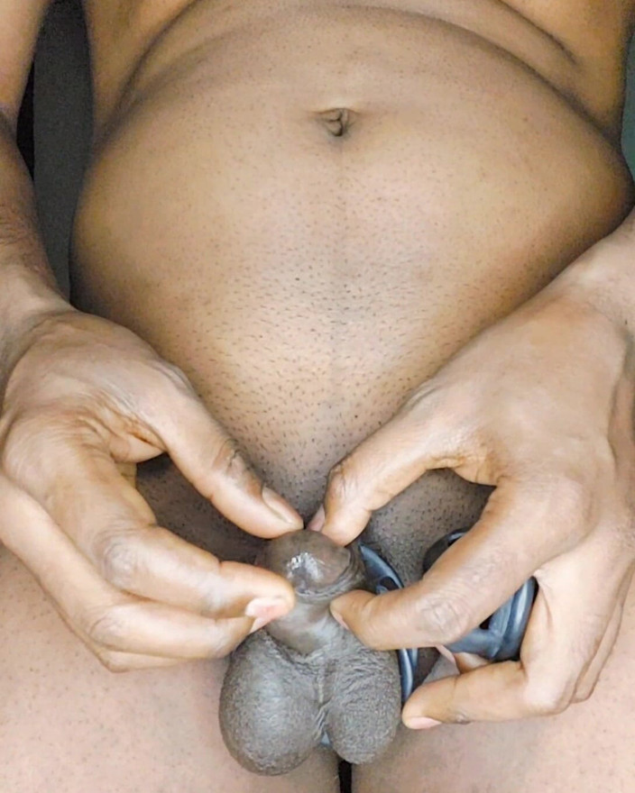 Sissy Slut Simran: Sissy sblocca gabbia dopo molto tempo e sborra masturbandosi