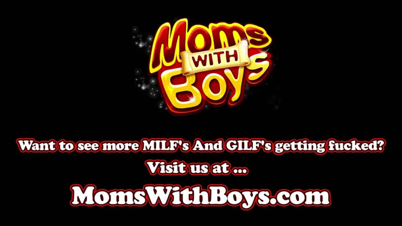 Moms With Boys: Brunetă pizdă păroasă matură a futut o pulă tânără