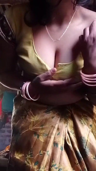 Ibu-ibu hot desa india sanskaari lagi asik masturbasi sambil menggoda memeknya