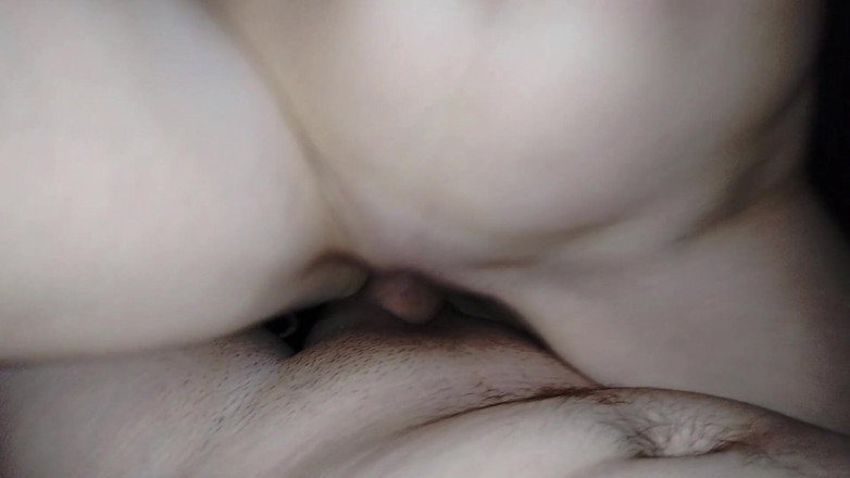 OliviaHaze: Creampie nocturne pour ma demi-sœur, elle adore sentir mon sperme...
