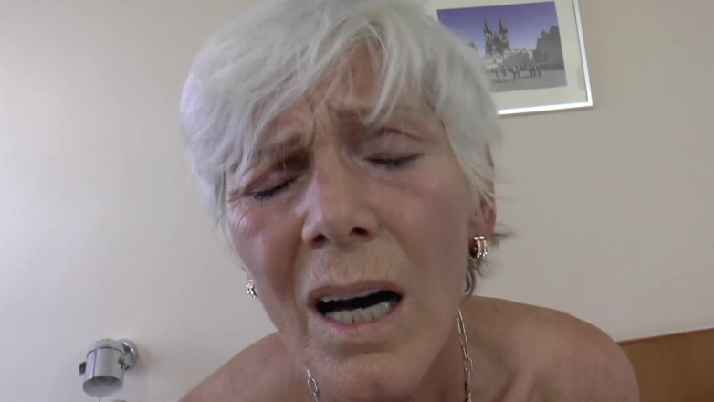 Mature Climax - 100% Mature Videos: 入れ墨の年配の女性がホテルの部屋できっ