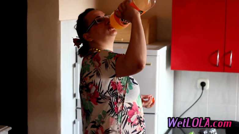 Wet Lola: Mature Woman Drinks Juice and Pee All Over the Kitchen...