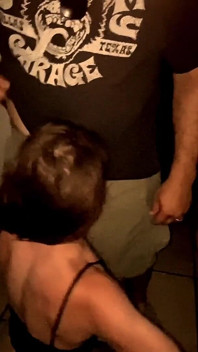 Moglie troia sposata pompino di gruppo e ingoia sperma nel negozio di video per adulti puttana che geme