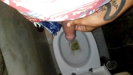 Idmir Sugary: Twink Pissing 1 minuta na toaletě v baru