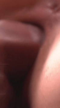 El apretado coño de mi esposa se está ensanchando cada minuto