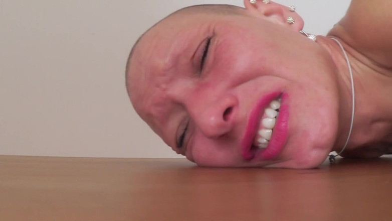 Slutwife Club: (část 2/2) Vilja je položena na stůl a použita jako děvka...
