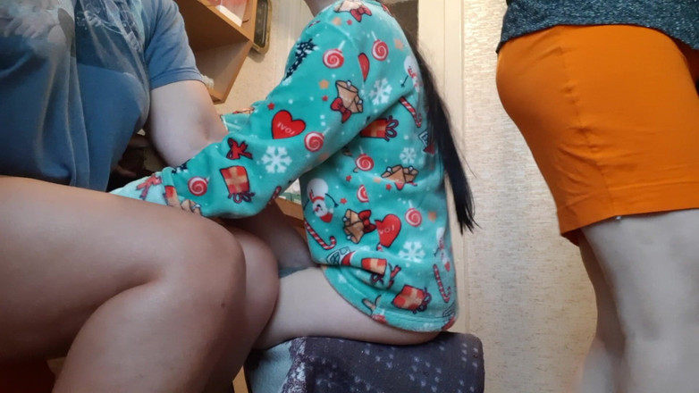 Lesbian-candys: Moje přítelkyně a já vzájemně masturbujeme v kuchyni, zatímco naše...