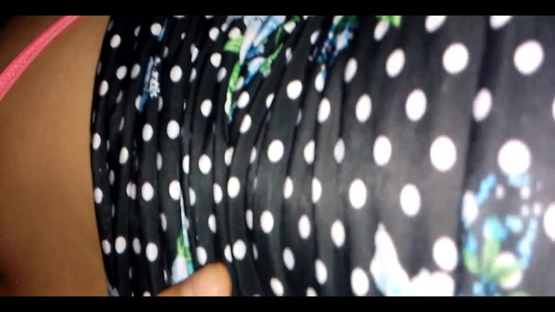 Fitcure1: De quatro: fio dental rosa e vestido floral curto