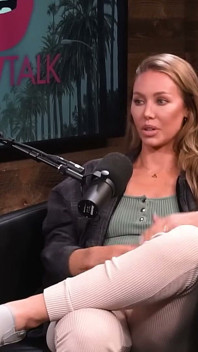 Nicole Aniston con una micro p*nis