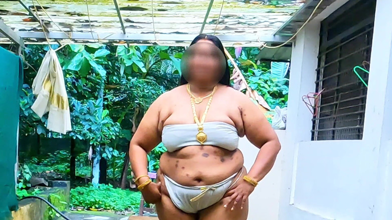 Anne Ipe: MILF Mallu dengan pantat besar seksi dalam pakaian loincloth dan...
