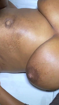 Schattige romige en rondborstige tiener neukt zwarte grote zwarte lul