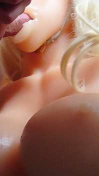 Cewek hot rambut pirang lagi asik nyepong kontol