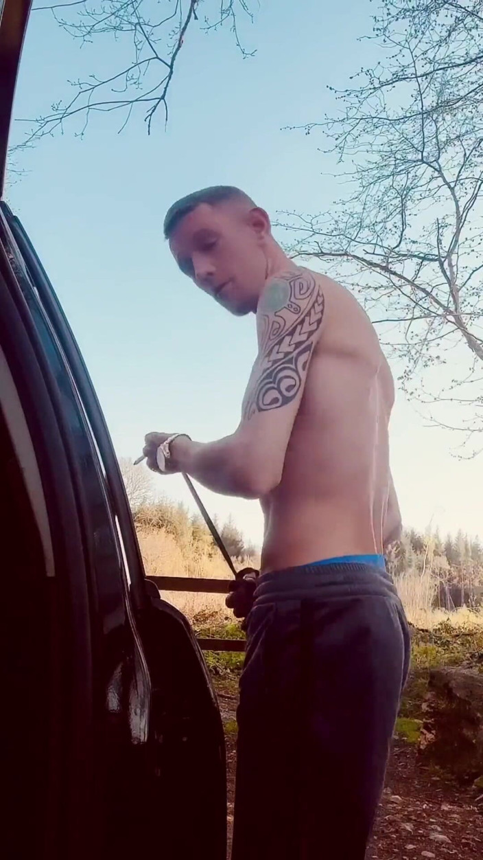 Chardoffchavlad: Chav Wank. Britanica Chav în aer liber joacă riscantă