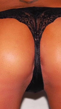 Caliente milf Shay Fox expone sexy piernas largas en vestido apretado