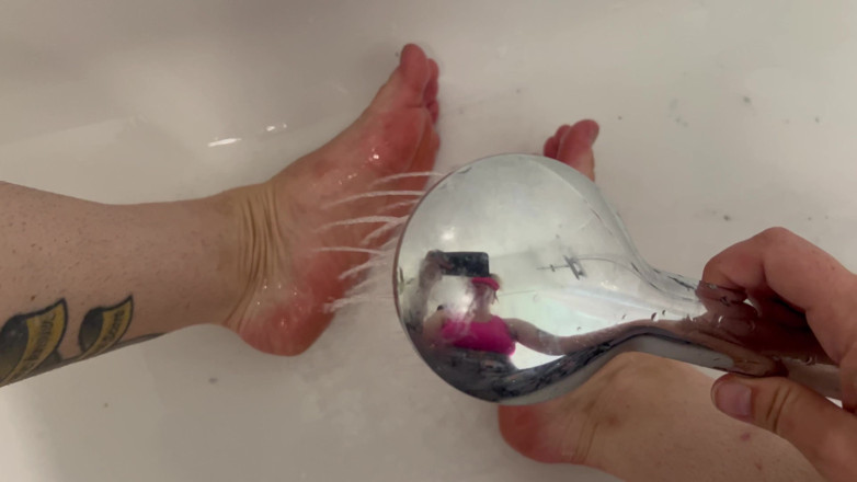 EeveeXo: Lavano i miei piedi sudati dopo aver corso