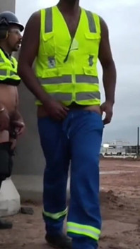 Un compañero de trabajo me ofreció su polla para chupar en la obra
